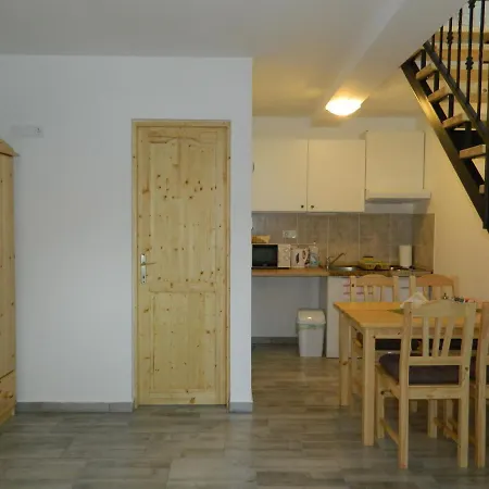 Apartment Familia-pelso Apartmanhaz *