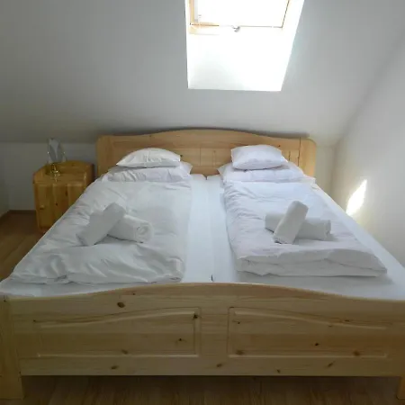 Apartment Familia-pelso Apartmanhaz *