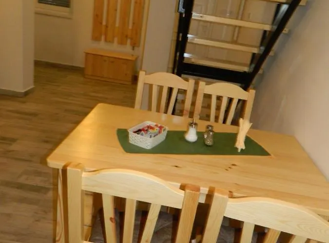 Familia-pelso Apartmanhaz アパート *